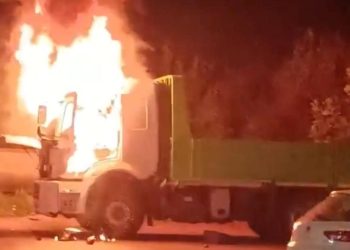 Seyir halindeki kamyon alev topuna döndü