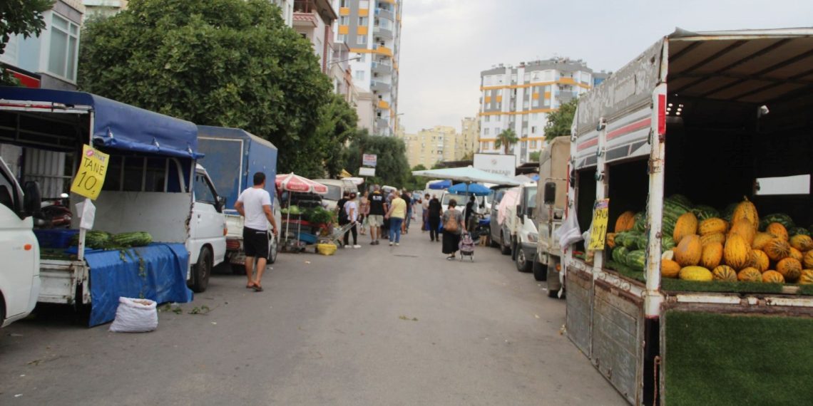 Seyyar satıcıdan satılık kaldırım!