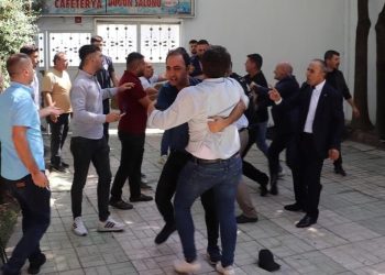 Siirt’te CHP kongresinde hengame: Sandalyeler havada uçuştu