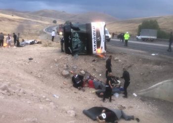 Sivas’ta yolcu otobüsü devrildi: 2 meyyit, 25 yaralı