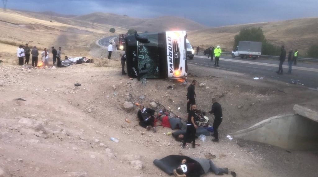 Sivas’ta yolcu otobüsü devrildi: 7 kişi öldü, 40 kişi yaralandı