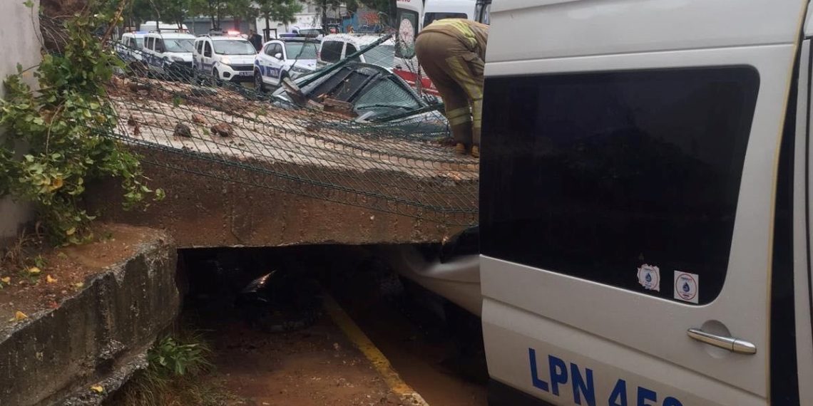 SON DAKİKA HABERİ: Pendik’te istinat duvarı araçların üzerine çöktü