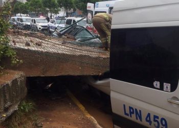 SON DAKİKA HABERİ: Pendik’te istinat duvarı araçların üzerine çöktü