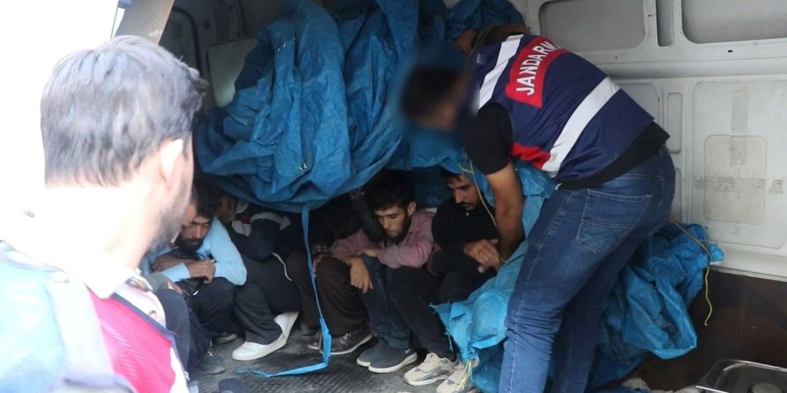 Sonda 5 Rus kaçak yakalandı, 3’ü kamu vazifelisi 8 kişi gözaltına alındı