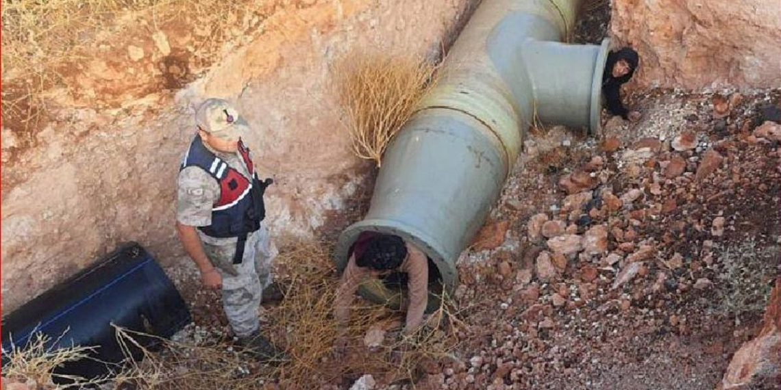 Sulama borusundan kaçak göçmen çıktı