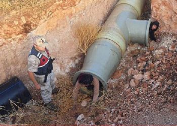 Sulama borusundan kaçak göçmen çıktı