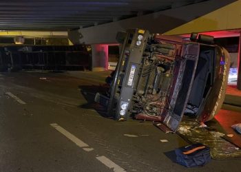 Sürücü yüksekliği hesaplayamadı: Üst geçide çarpan TIR devrildi