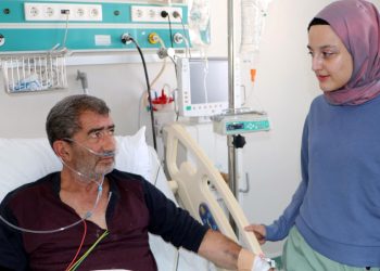 Tabip “Elini cebinden çıkar” dediği için dövüldü