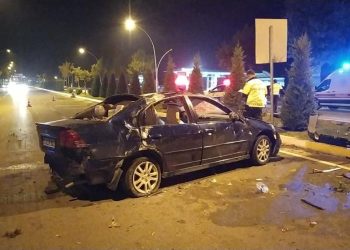 Takla atan araba karşı şeride geçti: 3 yaralı