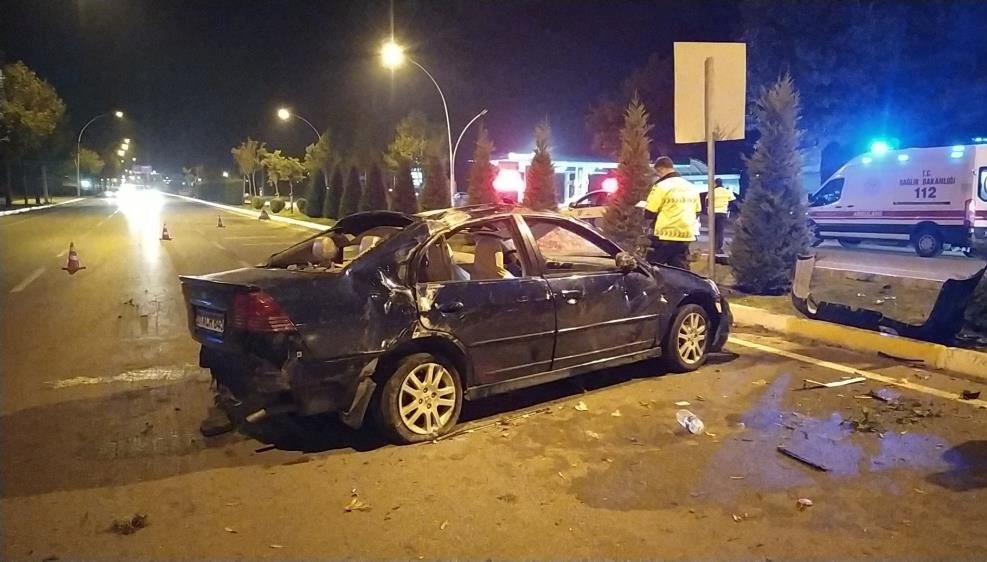 Takla atan araba karşı şeride geçti: 3 yaralı