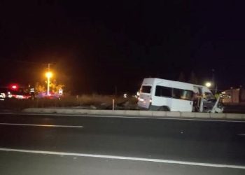 Tarım emekçilerinin taşındığı minibüs ile araba çarpıştı: 14 yaralı