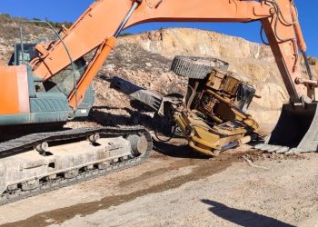 Taş ocağında iş makinesi devrildi: 1 yaralı