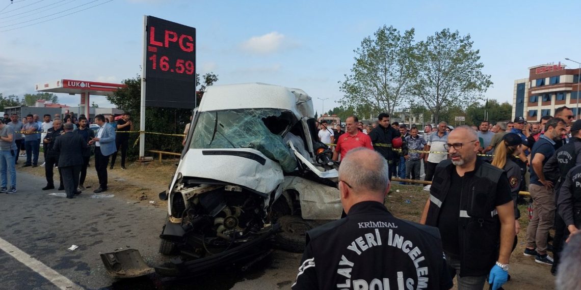 TIR ile öğrenci servisi çarpıştı: 1 meyyit