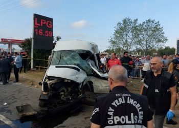 TIR ile öğrenci servisi çarpıştı: 1 meyyit