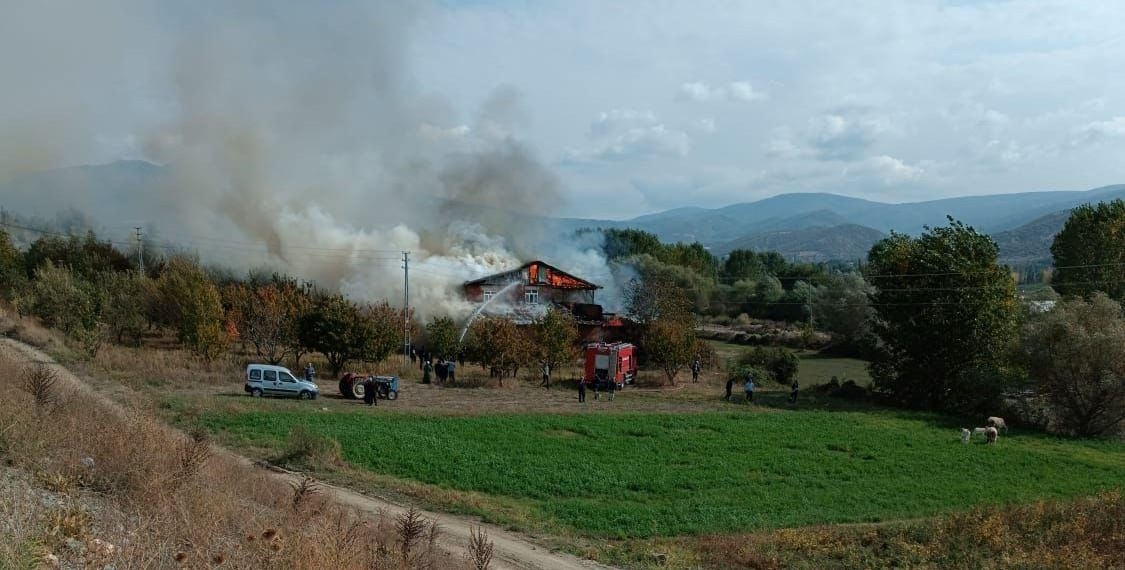 Tokat’ta 2 katlı ahşap konut alev alev yandı