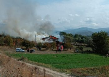 Tokat’ta 2 katlı ahşap konut alev alev yandı