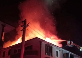 Trafo patladı, çatı alev alev yandı