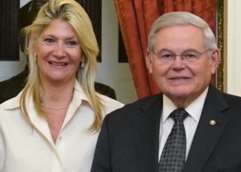 Türkiye aykırısı senatöre rüşvet suçlaması: Külçe altınlar, dolarlar…