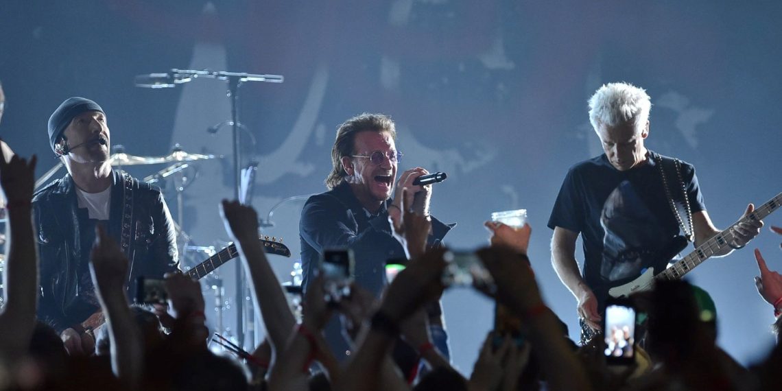 U2 kümesi İsrail’deki müzik şenliğinde hayatını kaybedenler için müzik kelamlarını değiştirdi