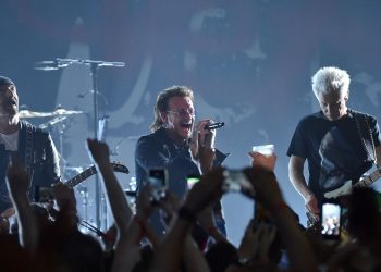 U2 kümesi İsrail’deki müzik şenliğinde hayatını kaybedenler için müzik kelamlarını değiştirdi