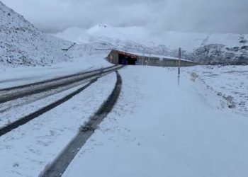 Van-Bahçesaray yolunda kar kalınlığı 10 santimetreye ulaştı