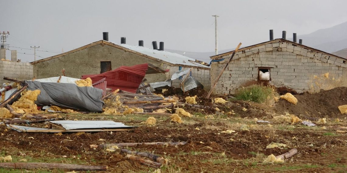 Van’da hortum çıktı, 2 kişi yaralandı