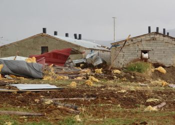 Van’da hortum çıktı, 2 kişi yaralandı