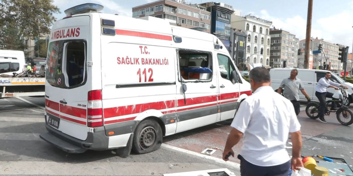 Vatan Caddesi’nde ambulans devrildi, trafik durdu: 3 yaralı