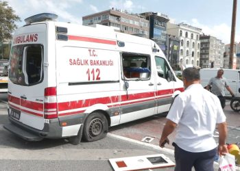 Vatan Caddesi’nde ambulans devrildi, trafik durdu: 3 yaralı