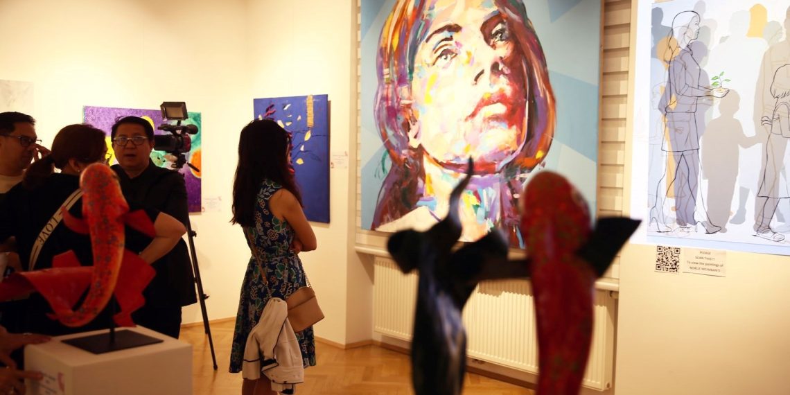 Viyana Yunus Emre Enstitüsü’nde 20 ülkeden 20 sanatkarın yapıtları sergilendi