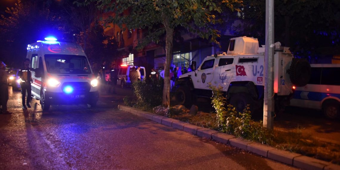 Yabancı asıllı komşular birbirine girdi: 4 yaralı