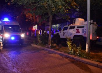 Yabancı asıllı komşular birbirine girdi: 4 yaralı