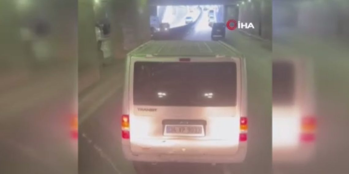 Yangına giden itfaiyeye yol vermeyen şoför kamerada