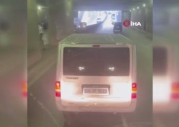 Yangına giden itfaiyeye yol vermeyen şoför kamerada