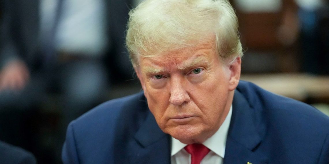 Yargıç ve savcıyı amaç aldı: Trump mahkemeyi terk etti