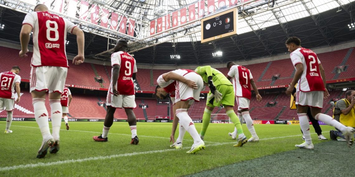 Yarıda kalan Ajax-Feyenoord maçı seyircisiz tamamlandı
