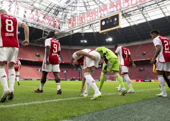 Yarıda kalan Ajax-Feyenoord maçı seyircisiz tamamlandı