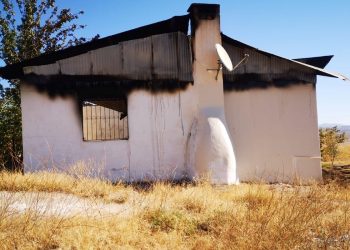 Yaşlı çift, konutlarında çıkan yangında öldü