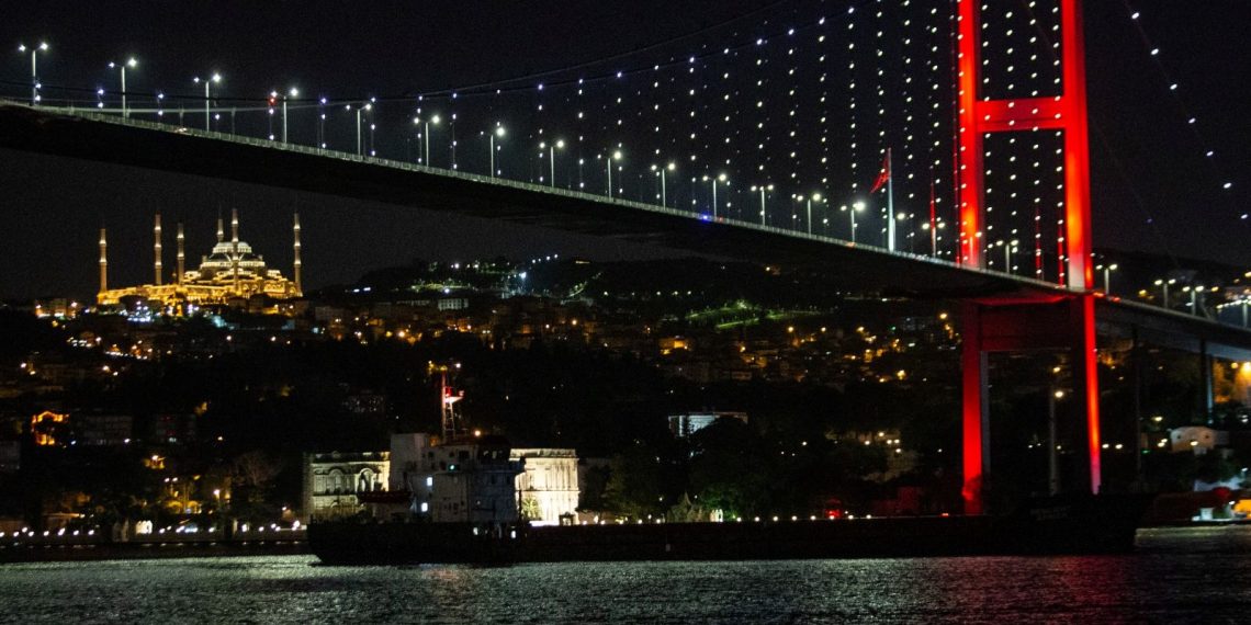 Yeni rotadan birinci sevkiyat: Ukrayna’dan gelen tahıl gemisi İstanbul Boğazı’ndan geçti