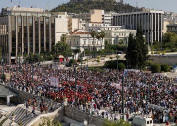 Yunanistan’da günlük çalışma müddeti 13 saat oluyor