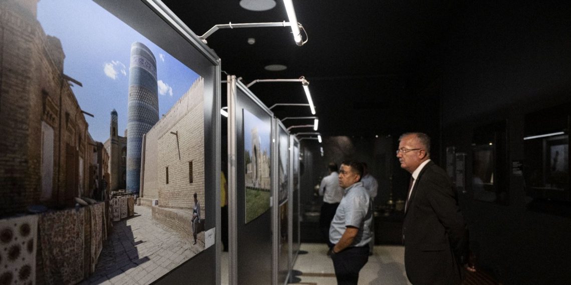 Zamanın İzlerini Taşıyan Mabetler fotoğraf sergisi ziyaretçilerini ağırlıyor
