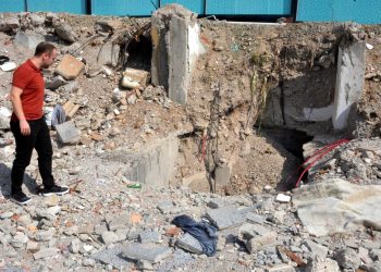 Zelzelede yıkılan bankanın kasasındaki 2 milyon liralık altını bulunamadı