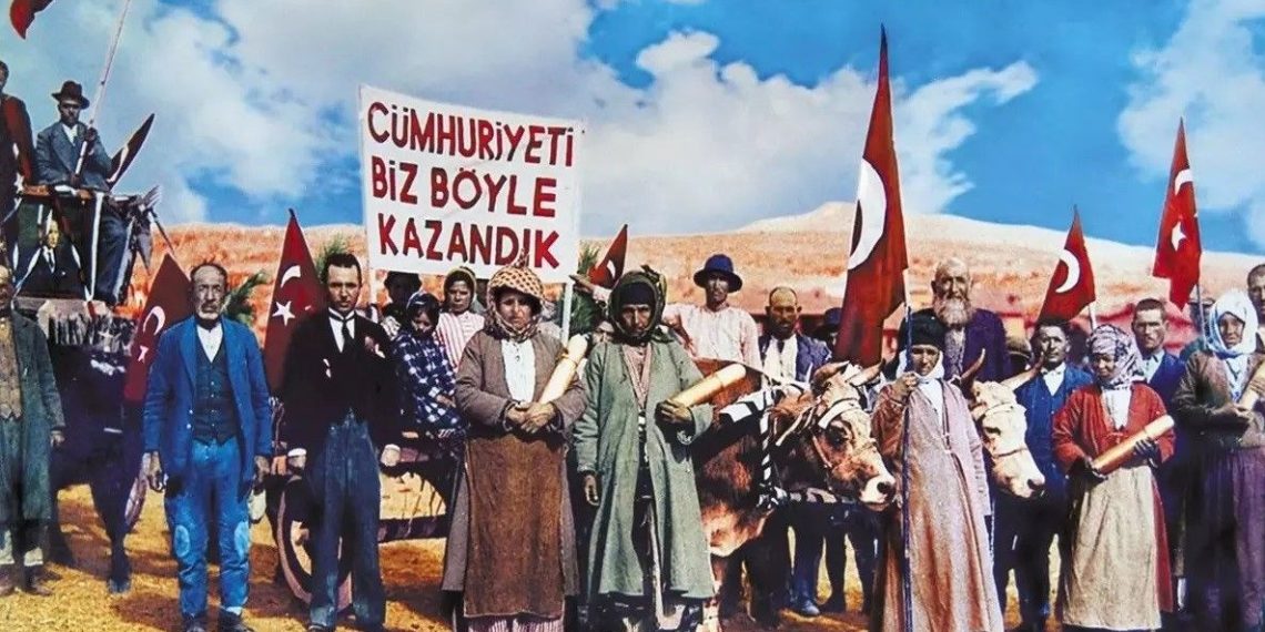 100 yıllık sembol fotoğraf sahnede canlandırıldı