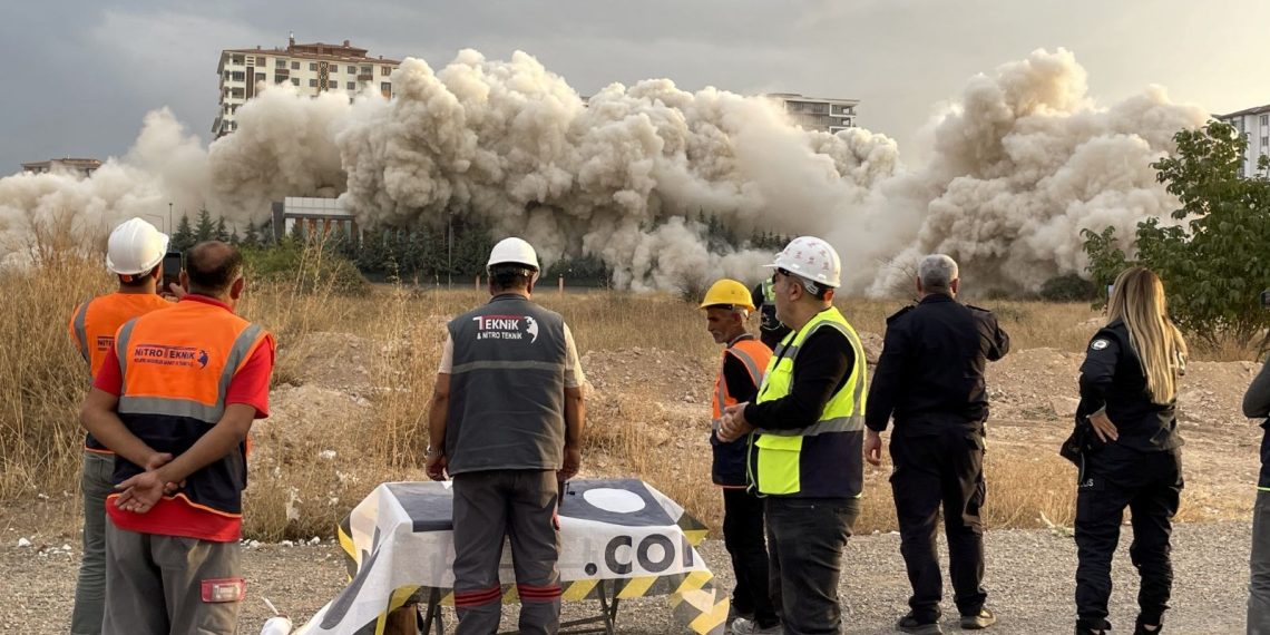 13 katlı binalar patlayıcı kullanılarak yıkıldı