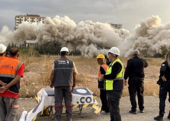 13 katlı binalar patlayıcı kullanılarak yıkıldı
