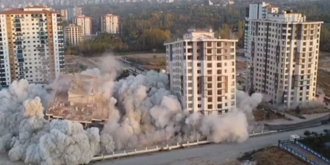 15 katlı 3 bina birebir anda yıkıldı