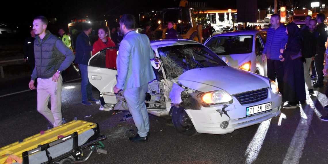 3 araç birbirine girdi: 4 kişi yaralandı