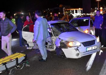 3 araç birbirine girdi: 4 kişi yaralandı