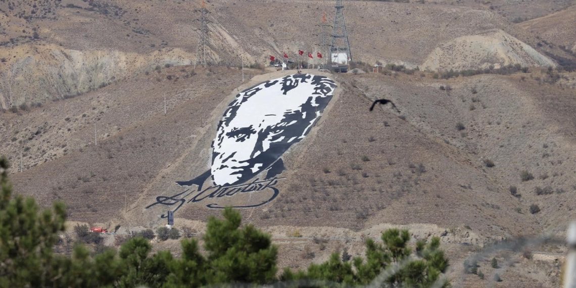 3 bin askerle 41 yıl evvel yapılan dev Atatürk portresi yenilendi