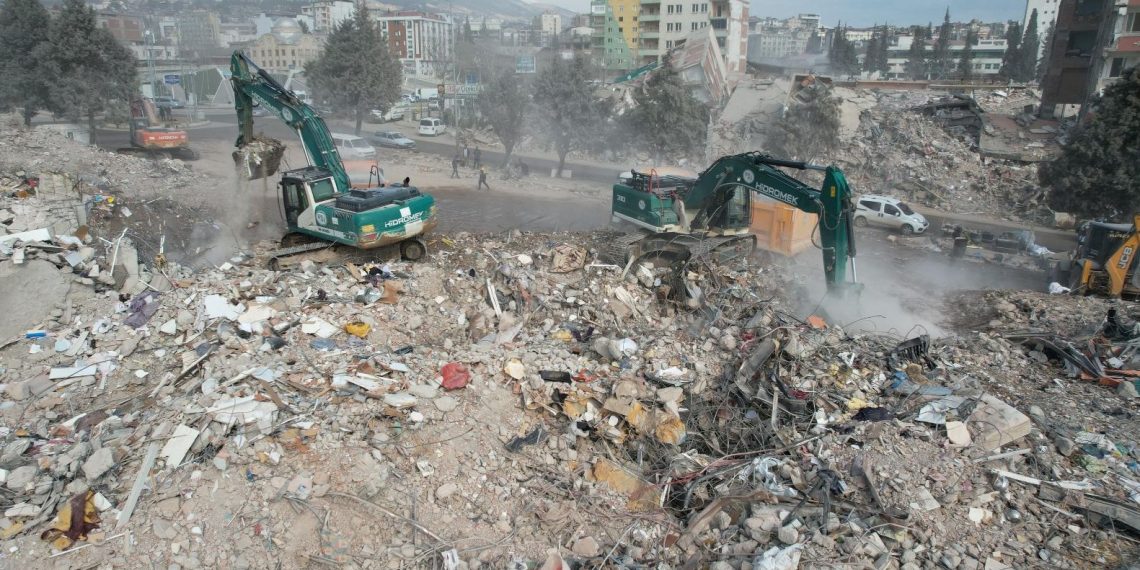 38 bireye mezar olan Emek Apartmanı için geçersiz evrakla ruhsat alınmış